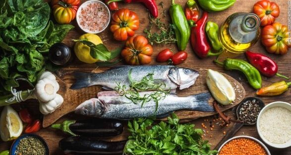 ปลาและผักเป็นผลิตภัณฑ์หลักในอาหารเมดิเตอร์เรเนียนสำหรับการลดน้ำหนัก